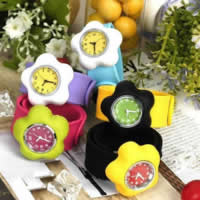 Montre de claque, silicone, avec verre & alliage de zinc, fleur, Placage de couleur platine, pour les enfants, couleurs mélangées, 40x40x16mm, Longueur Environ 10 pouce, 10PC/lot, Vendu par lot