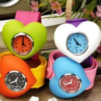 Montre de claque, silicone, avec verre & alliage de zinc, coeur, Placage de couleur platine, pour les enfants, couleurs mélangées, 40x40x16mm, Longueur Environ 10 pouce, 10PC/lot, Vendu par lot