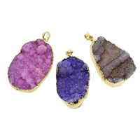 Colgante Druzy Ágata natural, Ágata de cuarzo de hielo, con metal, chapado en color dorado, estilo druzy & mixto, 27x42x14mm-35x45x10mm, agujero:aproximado 5mm, 10PCs/Bolsa, Vendido por Bolsa