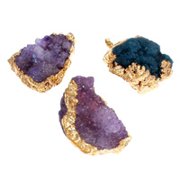 Naturlig kvarts Druzy Häng, Ice Kvarts Agate, med Mässing, guldfärg pläterade, druzy stil & blandad, 33x42x18mm-35x48x25mm, Hål:Ca 2x5mm, 5PC/Bag, Säljs av Bag