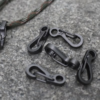 Aluminium Karabiner mit Schlüsselringen, metallschwarz plattiert, 10x25mm, Bohrung:ca. 0.5mm, 100PCs/Menge, verkauft von Menge