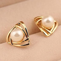 Pendientes de Perno de Aleación de Zinc, con Perlas de plástico ABS, acero inoxidable aguja de pendiente, Triángulo, chapado en color dorado, libre de níquel, plomo & cadmio, 10mm, Vendido por Par