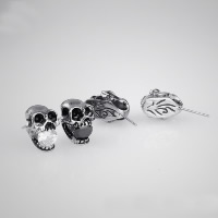 Titanium Stål Stud Earring, Skull, med rhinestone & sværte, flere farver til valg, 8.50x14.50x12.50mm, 5par/Lot, Solgt af Lot