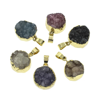 Natürliche Achat Druzy Anhänger, Eisquarz Achat, mit Eisen Stiftöse, flache Runde, goldfarben plattiert, druzy Stil, gemischte Farben, 15x7mm-17x10mm, Bohrung:ca. 5x6mm, 10PCs/Tasche, verkauft von Tasche