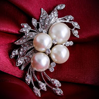 Plastic broche de pérolas, liga de zinco, with Pérolas de plástico ABS, Flor, cromado de cor platina, com strass, branco, níquel, chumbo e cádmio livre, 62x44mm, vendido por PC