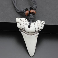 Collier résine, avec Ciré de coton & bois, Dent, ox imitation OS, 35x13x45mm, Longueur Environ 17.5 pouce, 3Strandstoron/sac, Vendu par sac