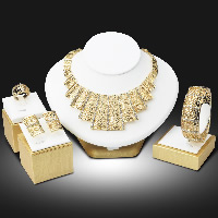 Set gioielli in lega di zinco, braccialetto & anello dito & orecchino & Collana, lega in zinco, placcato color oro, con strass & cavo, assenza di nichel,piombo&cadmio, 17mm, 28x30mm, Diametro interno:Appross. 65mm, Misura:8, Lunghezza Appross. 18.1 pollice, Appross. 8 pollice, Venduto da set