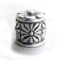 Sinc Alloy Deireadh Cap, dath airgid antique plátáilte, le patrún bláth, 10x10mm, Poll:Thart 7.2mm, 200ríomhairí pearsanta/Lot, Díolta De réir Lot