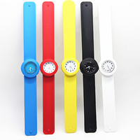 Montre de claque, silicone, avec verre & alliage de zinc, Placage de couleur platine, pour les enfants & normes différentes pour le choix, couleurs mélangées, 10PC/lot, Vendu par lot