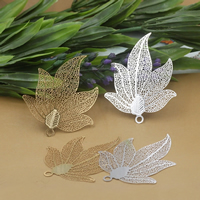 Brass Korut Riipukset, Messinki, Maple Leaf, päällystetty, enemmän värejä valinta, nikkeli, lyijy ja kadmium vapaa, 36x45mm, Reikä:N. 1.5mm, 10PC/laukku, Myymät laukku