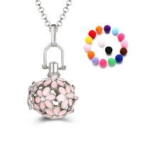 Bola boule pendentif, laiton, avec Éponge, Rond, Placage, Diffusion de l’huile essentielle & émail & avec strass & creux, plus de couleurs à choisir, sans plomb et cadmium, 20-30mm, Trou:Environ 2-4mm, Vendu par PC