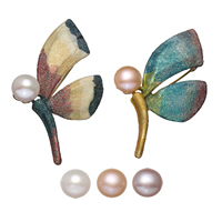 Broche perle d'eau douce, laiton, avec boîte en carton & perle d'eau douce cultivée, libellule, Placage de couleur d'or, pour femme & émail & poudre colorée, plus de couleurs à choisir, protéger l'environnement, sans nickel, plomb et cadmium, 31x62x10mm, 70x82.5x35mm, Vendu par PC