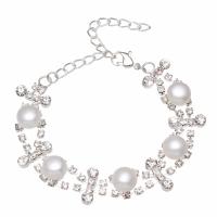 Fionnuisce saothraithe Pearl Bracelet, Pearl Fionnuisce, le Sinc Alloy, dath airgid plated, do bhean & le rhinestone, bán, 10x14x9mm, Díolta Per Thart 7.5 Inse Snáithe