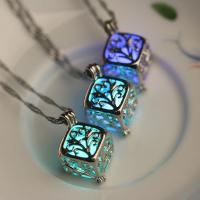 Collier Luminated, alliage de zinc, avec Poudre fluorescente Pierre, avec 5cm chaînes de rallonge, cube, Placage de couleur argentée, pour femme & lumineux & creux, plus de couleurs à choisir, sans plomb et cadmium, 25x19x13mm, Vendu par Environ 17.5 pouce brin