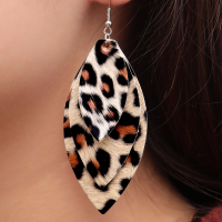 Cuero de PU Pendientes con Colgantes, chapado, para mujer & patrón de leopardo, más colores para la opción, 90x33mm, Vendido por Par