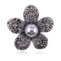 Broches en alliage de zinc, avec perle de plastique, fleur, pistolet noir plaqué, pour femme & avec strass, protéger l'environnement, sans nickel, plomb et cadmium, 46*44mm, Vendu par PC