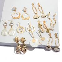 Messing Drop Earring, met Plastic Pearl, gold plated, mode sieraden & verschillende stijlen voor de keuze & voor vrouw, 50*13mm, 5pair/Bag, Verkocht door Bag