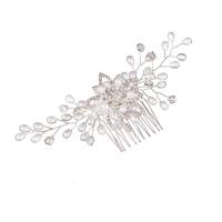 laiton peigne à cheveux décoratives, avec Plastique ABS perle, fleur, Placage de couleur argentée, pour mariée & pour femme & avec strass, blanc, protéger l'environnement, sans nickel, plomb et cadmium, 150x65mm, Vendu par PC