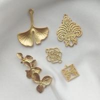 Pendentifs feuilles en alliage de zinc , Placage de couleur d'or, DIY & styles différents pour le choix & creux & mat, doré, protéger l'environnement, sans nickel, plomb et cadmium, 100PC/sac, Vendu par sac