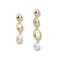 Freshwater Pearl øreringe, Zinc Alloy, Uregelmæssig, guldfarve belagt, for kvinde, hvid, nikkel, bly & cadmium fri, Solgt af par