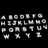 Perles naturelles de coquillage d'eau douce , coquille, Lettre d’alphabet, DIY & styles différents pour le choix, blanc, 10*9*3mm, 10PC/sac, Vendu par sac