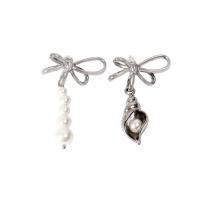 Boucles d'oreilles asymétriques, laiton, avec perle de plastique, Noeud papillon, Plaqué de platine, pour femme & creux, protéger l'environnement, sans nickel, plomb et cadmium, 28x43mm, Vendu par paire