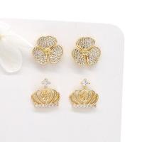 Clou boucle d'oreille en laiton, Placage de couleur d'or, styles différents pour le choix & pavé de micro zircon & pour femme, Vendu par paire