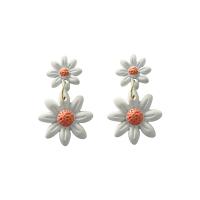 Zinc Alloy Øreringe, Plastic, med Zinc Alloy, Daisy, guldfarve belagt, for kvinde, hvid, 38x23mm, 10par/Lot, Solgt af Lot