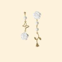 Pendientes asimétricos, resina, con aleación de zinc, Flor, chapado en color dorado, diferentes estilos para la opción & para mujer & con diamantes de imitación, Blanco, 15x62mm, 10parespareja/Grupo, Vendido por Grupo