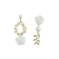 Pendientes asimétricos, aleación de zinc, con resina & Perlas plásticas, chapado en color dorado, para mujer, Blanco, 23x55mm, 10parespareja/Grupo, Vendido por Grupo