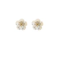 Boucles d'oreilles coquillage, laiton, avec coquille blanche, fleur, Placage de couleur d'or, pavé de micro zircon & pour femme, protéger l'environnement, sans nickel, plomb et cadmium, 13x38mm, Vendu par paire