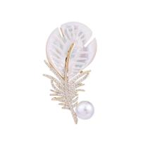 Cubic Zirconia Broche, Messing, med Shell & Plastic Pearl, Feather, guldfarve belagt, Micro Pave cubic zirconia & for kvinde, 29x53mm, Solgt af PC