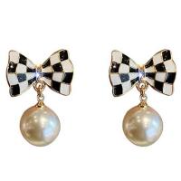 Pendientes de Gota en Latón, metal, con Shell Pearl, Lazo, chapado en color dorado, Joyería & esmalte, en blanco y negro, libre de níquel, plomo & cadmio, 31x23mm, Vendido por Par