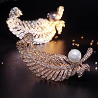 Zinc Alloy Brocher, med Shell Pearl & Ferskvandsperle, Feather, forgyldt, for kvinde & med rhinestone, flere farver til valg, nikkel, bly & cadmium fri, 70x44mm, Solgt af PC