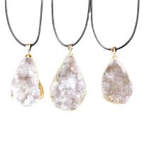 Collier druzy, agate quartz de glace, avec cordon en cuir & laiton, larme, Placage de couleur d'or, le style Druzy & unisexe, blanc, 30-40mmx20-30mm, Longueur Environ 17.72 pouce, Vendu par PC