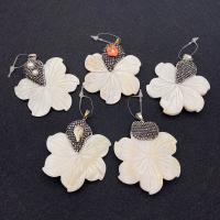 Shell Hangers, Freshwater Shell, met strass klei pave, Bloem, Gesneden, DIY & verschillende stijlen voor de keuze, wit, 50x57mm, Verkocht door PC