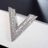 Zinc Alloy Brocher, Letter V, forgyldt, Micro Pave cubic zirconia & for kvinde, flere farver til valg, nikkel, bly & cadmium fri, 36x36mm, 10pc'er/Lot, Solgt af Lot