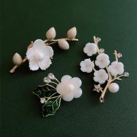 Freshwater Pearl Broche, Zinc Alloy, med Plank & Ferskvandsperle, Flower, guldfarve belagt, forskellige stilarter for valg & for kvinde & med rhinestone, flere farver til valg, Solgt af PC