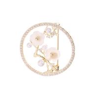 Zirkoon Broche, Messing, met White Shell & Plastic Pearl, Plum Blossom, echt goud verguld, micro pave zirconia & voor vrouw & hol, nikkel, lood en cadmium vrij, 30x30mm, 10pC's/Lot, Verkocht door Lot