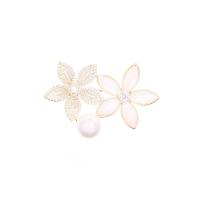 Zirkoon Broche, Messing, met White Shell & Plastic Pearl, Bloem, echt goud verguld, micro pave zirconia & voor vrouw, nikkel, lood en cadmium vrij, 30x47mm, 10pC's/Lot, Verkocht door Lot