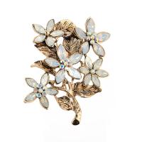 Broche de strass, alliage de zinc, avec cristal, fleur, Plaqué de couleur d'or antique, pour femme & avec strass, plus de couleurs à choisir, protéger l'environnement, sans nickel, plomb et cadmium, 63x64mm, Vendu par PC