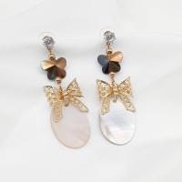 Bhlaosc Earrings, Pearl Shell, le Crystal & Sinc Alloy, dath an óir plated, jewelry faisin & do bhean, bán, 24x68mm, Díolta De réir Péire