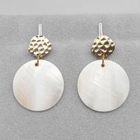 Shell Øreringe, Pearl Shell, med Zinc Alloy, guldfarve belagt, mode smykker & for kvinde, lys beige, 35x52mm, Solgt af par