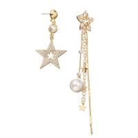 Boucles d'oreilles asymétriques, alliage de zinc, avec perle de plastique, étoile, Placage de couleur d'or, pour femme & avec strass & creux, protéger l'environnement, sans nickel, plomb et cadmium, 65mm, 25x72mm, Vendu par paire