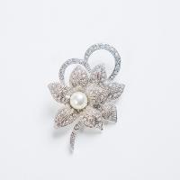 Rhinestone Broche, Zinc Alloy, med tjekkisk & Plastic Pearl, Flower, platin farve forgyldt, for kvinde & med rhinestone, flere farver til valg, nikkel, bly & cadmium fri, 40x56mm, 10pc'er/Lot, Solgt af Lot