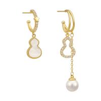 Boucles d'oreilles asymétriques, laiton, avec coquille & perle de plastique, Placage de couleur d'or, pavé de micro zircon & pour femme, 15x65mm, Vendu par paire