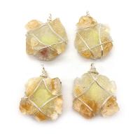 perles de citrine Pendentif, avec résine & laiton, Irrégulière, Placage de couleur argentée, unisexe, Jaune, 38x46mm, Vendu par PC