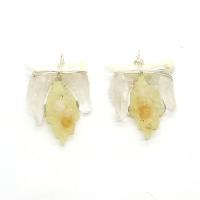 Pendentifs quartz naturel, résine, avec coquille & perles de citrine & laiton, Irrégulière, Placage de couleur argentée, unisexe, Jaune, 33x48-35x50mm, Vendu par PC