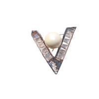 Cubic Zirconia Broche, Messing, med Plastic Pearl, Letter V, forgyldt, Micro Pave cubic zirconia & for kvinde, flere farver til valg, nikkel, bly & cadmium fri, 30x30mm, Solgt af PC