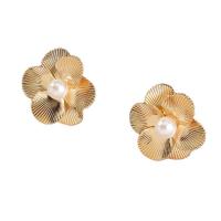 Zinklegering oorknoppen, Zinc Alloy, Bloem, gold plated, voor vrouw & met kunststof parel, 29x29mm, Verkocht door pair